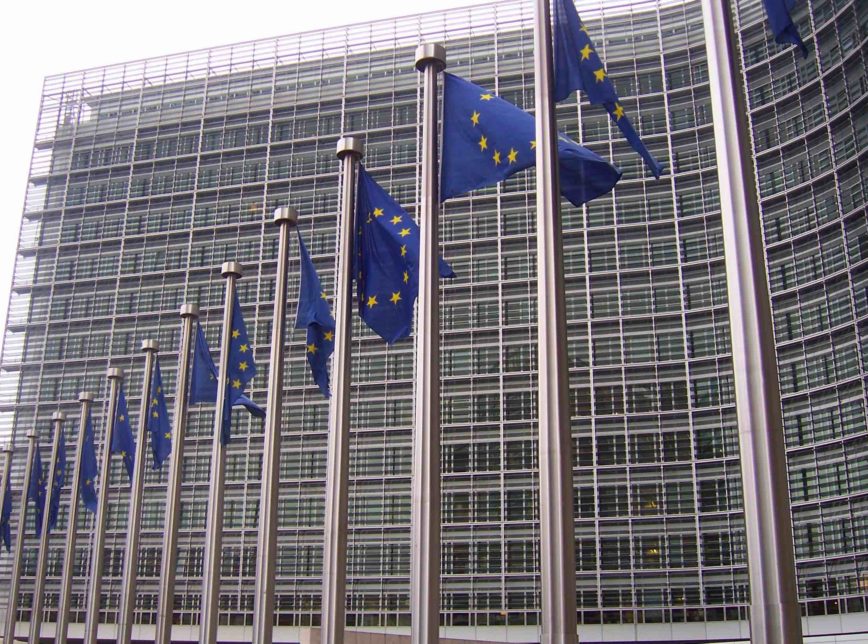 União Europeia aprova pacote de subsídios para baterias de carros elétricos