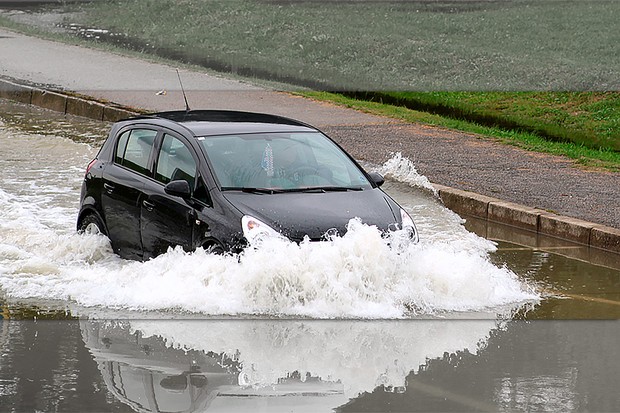 Carro elétrico é mais resistente a enchentes (e não dá choque)